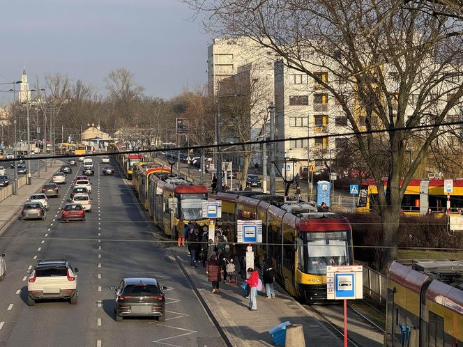 Zderzenie tramwaju z samochodem w Warszawie. Duże utrudnienia 