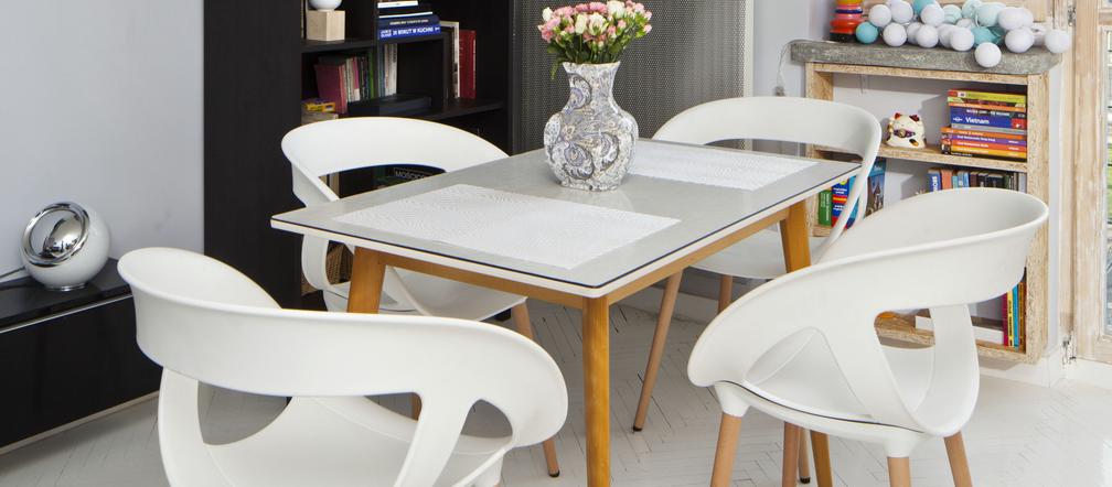 Salon w kuchni czy kuchnia w salonie? Szorstka elegancja na 40 m²