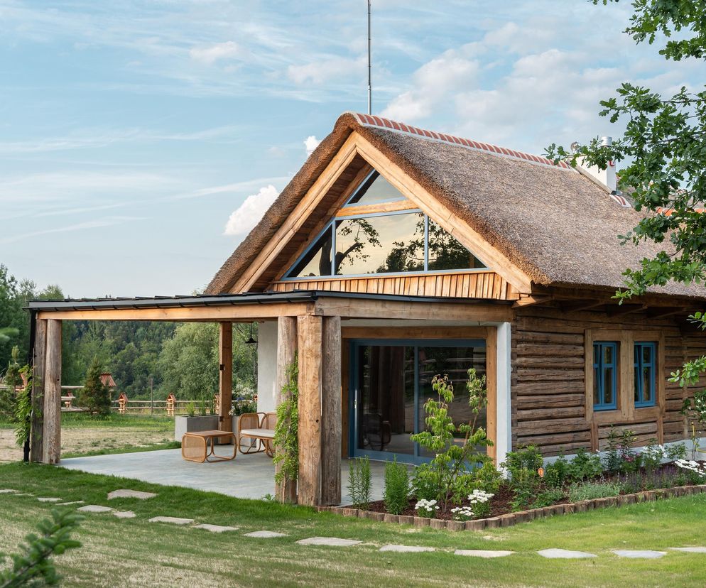 Strzecha jak dawniej i niebieskie okna. Metamorfoza starej chaty 