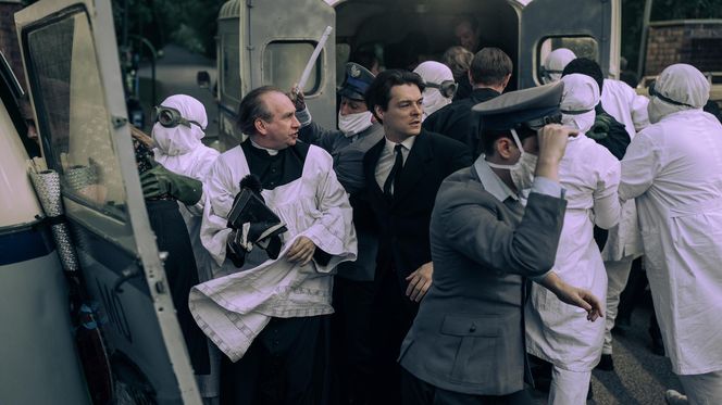 Czarna śmierć. Igor Bielik (Tomasz Ziętek), ksiądz (Krzysztof Ogłoza)