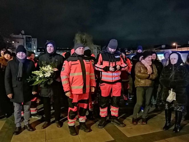 Siedlczanie wyrazili swój sprzeciw przeciwko agresji i wsparcie dla rodziny ratownika medycznego, który zginął w ataku nożownika