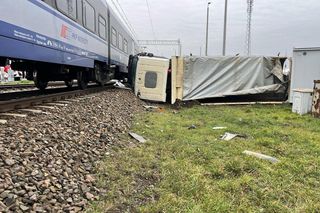 Na przejeździe kolejowym w msc. Nowa Sucha (pow. sochaczewski) doszło do zderzenia pociągu pośpiesznego z ciężarówką