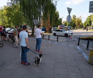 Zderzenie dwóch aut na Mokotowie; jeden z nich wjechał w ludzi