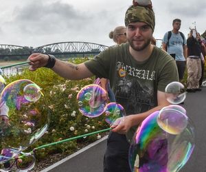 VI Toruński Marsz Równości. Przeciwnicy modlili się w centrum