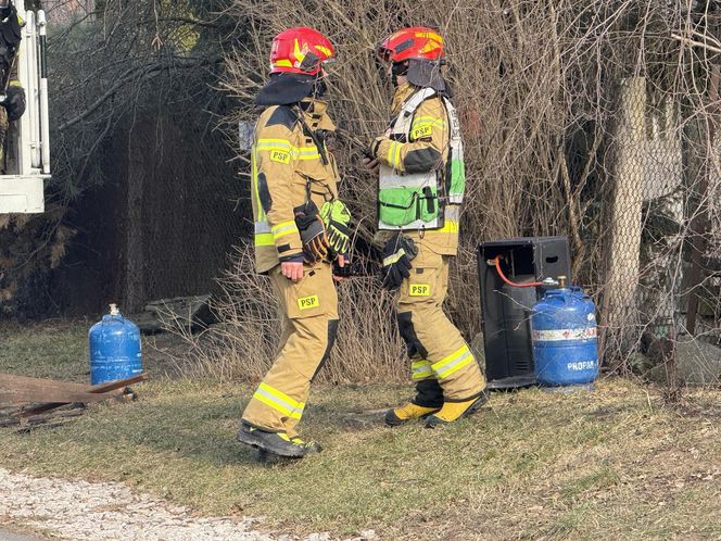 Potężny pożar domu parterowego w Warszawie. Gęsty dym widać było z kilku kilometrów