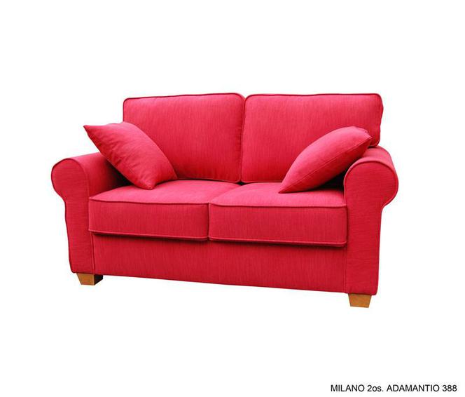Czerwona sofa do małego salonu