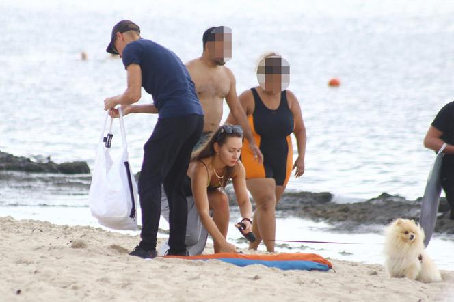 Piotr Żyła i Marcelina Ziętek na plaży