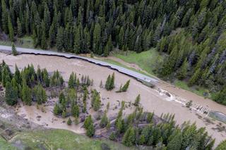 Potężna powódź w Yellowstone. Nurt rzeki porwał dom. Ewakuowano co najmniej 10 tys. osób