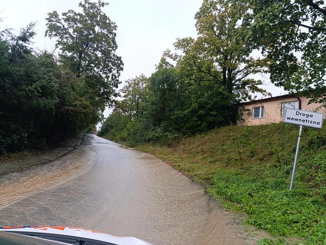 Zagrożenie powodziowe. Głuchołazy. Woda przelała się przez wały. Zalewa miasto