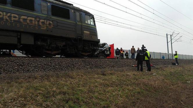 Pociąg uderzył w radiowóz na przejeździe kolejowym
