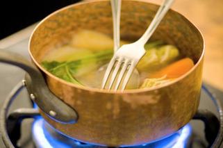 Bulion warzywny z lanymi kluskami: przepis na zdrową zupę idealną na zimę