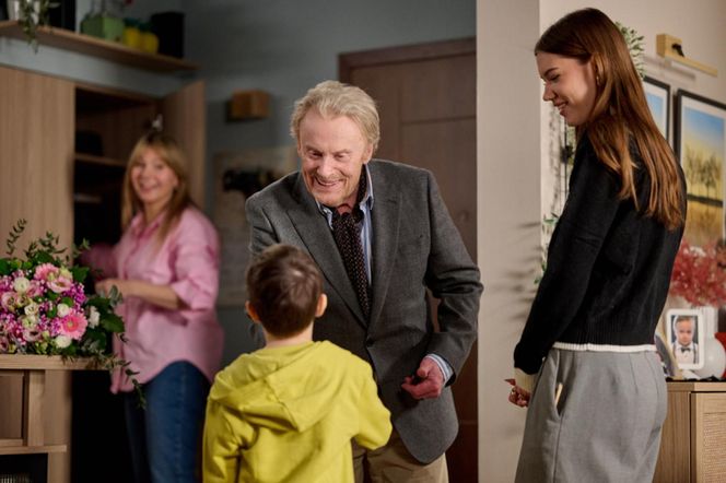 Na Wspólnej odc. 4018. Juliusz (Daniel Olbrychski), Żaneta (Anna Guzik), Ludwiczek (Gustaw Marczak), Mania (Zuzanna Kaszuba)