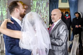 Gwiazdor Na Wspólnej zaatakowany przez fankę! Niech pan już przestanie chlać!