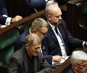 W  czasie obrad Sejmu poseł przeglądał katalog z bronią