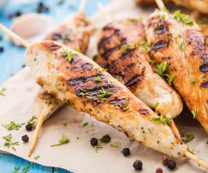 Polędwiczki z kurczaka na patyku: soczyste kąski z grilla