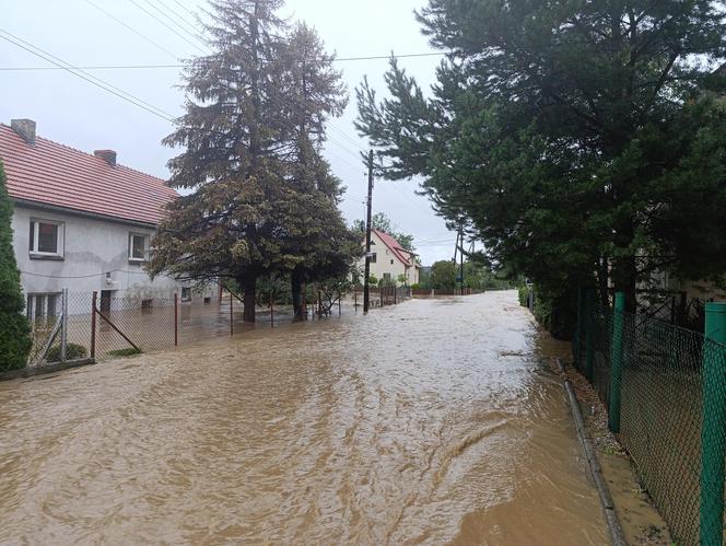 Zagrożenie powodziowe. Głuchołazy. Woda przelała się przez wały. Zalewa miasto