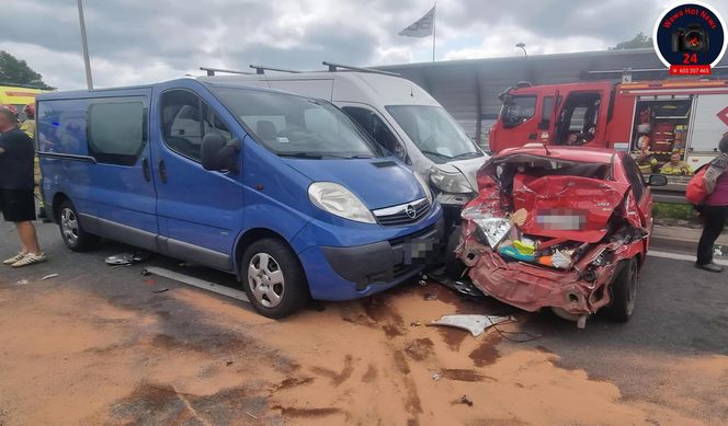 Karambol na S8 w Warszawie. Lądował śmigłowiec LPR. Zderzenie ośmiu pojazdów przed mostem