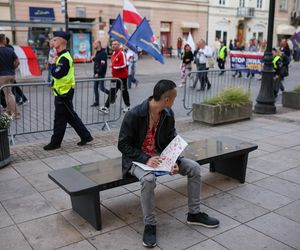 W Warszawie odbył się antyimigrancki marsz i kontrmanifestacja. Pojawiło się kilka tysięcy osób