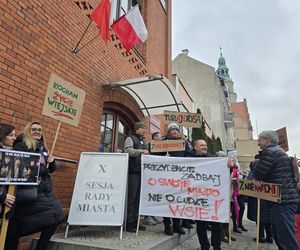 Protest mieszkańców gminy Purda pod olsztyńskim ratuszem