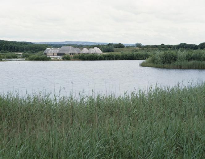 Pracownia Adam Khan Architects zrealizowała projekt centrum obsługi ruchu turystycznego w pobliżu Preston. Rezerwat zasiedlony przez wiele gatunków ptaków ma powierzchnię 67 hektarów