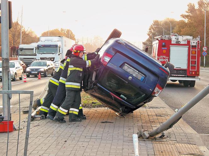 Tir na barierkach, skoda na dachu