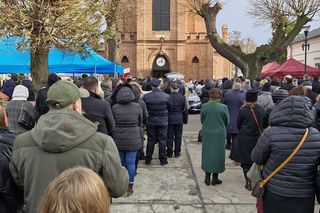 Tłumy żegnały młodego burmistrza i jego ojca. Krystian był pełen miłości, pomagał każdemu