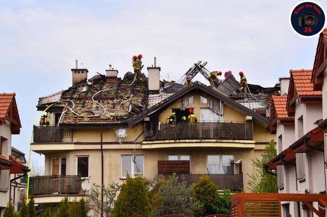 Pożar domu w Mysiadle. Strażacy musieli rozebrać dach 