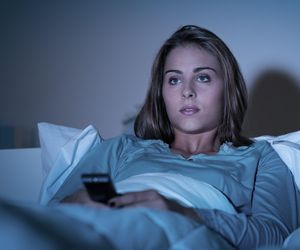Oglądanie filmu tuż przed snem to zły pomysł. Zobacz, jak reaguje twój organizm