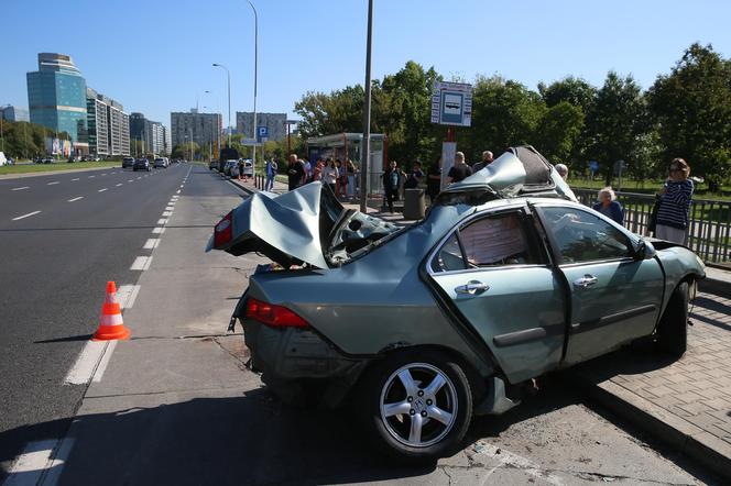 Wypadek w Alejach Jerozolimskich. Samochód uderzył w autobus. Kierowca osobówki nie żyje