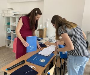 Wakacyjny patrol Eska Summer City w olsztyńskim oddziale Szkoły Policealnej Pascal