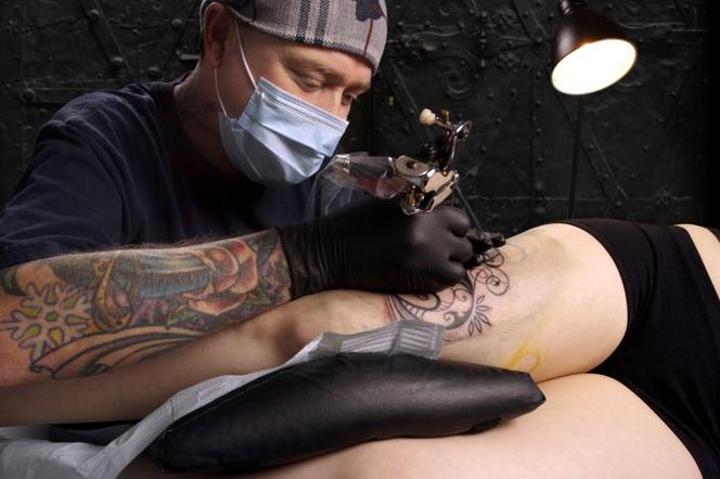 Tatuaż, HIV i WZW. Jakimi chorobami można się zarazić podczas robienia tatuażu?