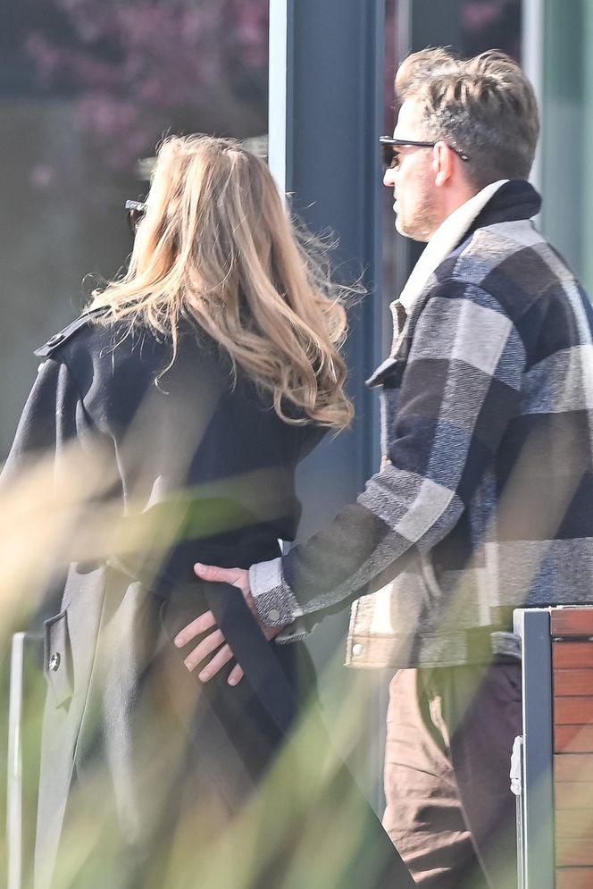 Agnieszka Kaczorowska siedzi i pachnie, a Rogacewicz wynosi śmieci i je kanapke poza autem... Fajna para?