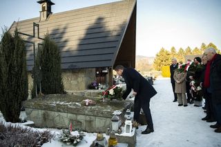  Wzruszający gest Rafała Trzaskowskiego. Odwiedził grób ks. Józefa Tischnera