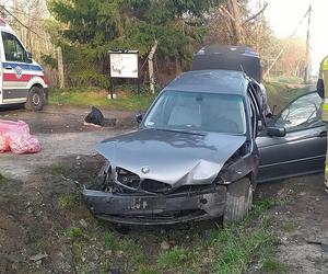 Tragedia w Tomicach. Jechali bez pasów, betonowy słup pękł jak zapałka. Są zarzuty dla młodego kierowcy