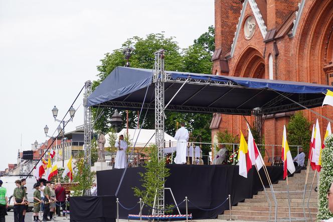 Boże Ciało 2024. Tłumy wiernych przeszły w procesji ulicami Białegostoku