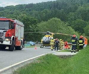 Makabryczny wypadek pod Brzeskiem. 29-letni motocyklista wbił się pod volkswagena. Nie żyje [ZDJĘCIA]