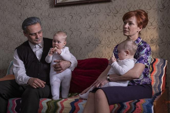 Stulecie Winnych 3 odc. 37. Mania (Magdalena Walach), Stanisław (Jan Wieczorkowski), bliźniaczki - Julia i Urszula