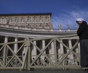 Wierni modlą się za Papieża Franciszka