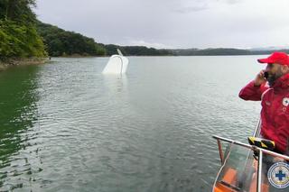 Szkwał na Jeziorze Solińskim! Dziewięć jachtów wywróconych, dramatyczna akcja ratownicza [ZDJĘCIA]