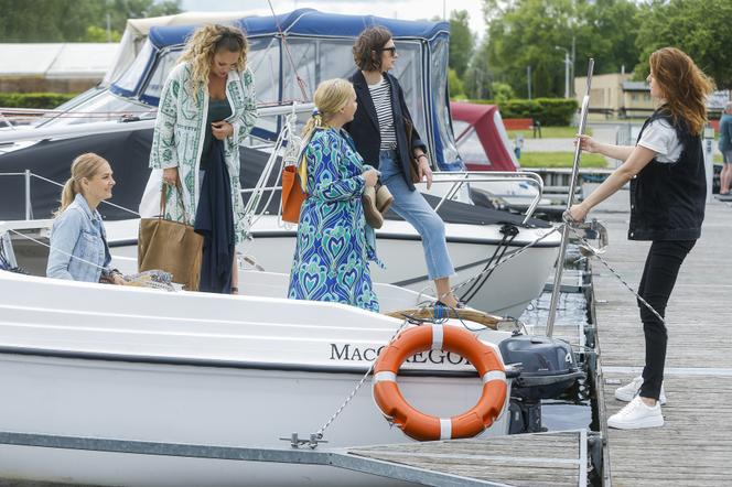 Przyjaciółki 20 sezon odc. 1. Patrycja ( Joanna Liszowska), Anka (Magdalena Stużyńska), Zuza (Anita Sokołowska), Inga (Małgorzata Socha), Marta (Laura Breszka)