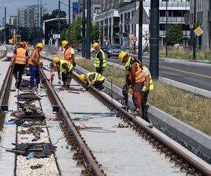 Niedziela i 30-stopniowy upał. Robotnicy w pocie czoła pracują na budowie tramwaju do Wilanowa 