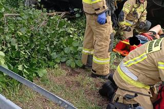 Dziewczynka otulona kocem na rękach strażaka. Na S3 pod Gorzowem Wielkopolskim doszło do potwornego wypadku [ZDJĘCIA] 