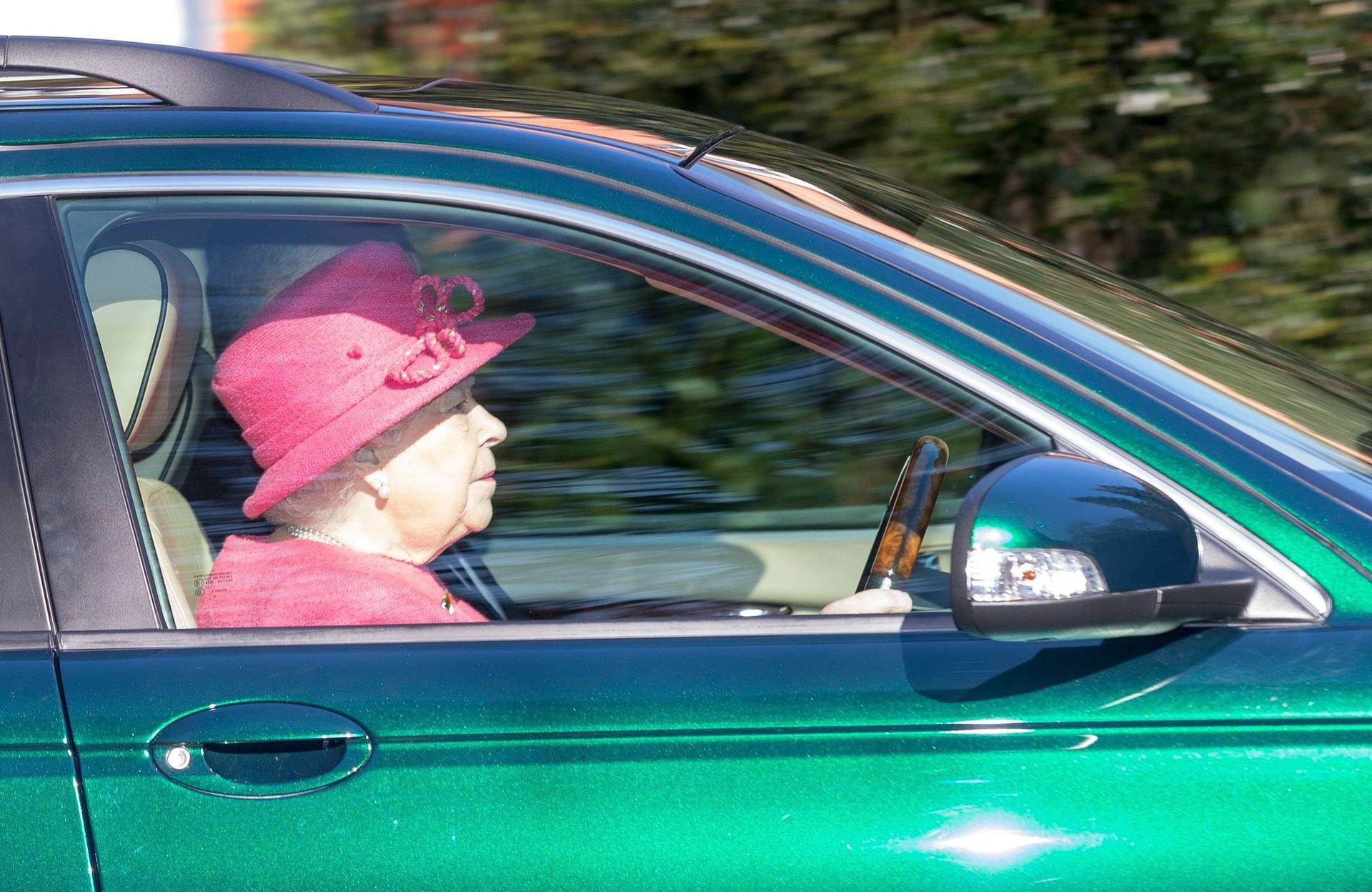 Królowa Elżbieta II prowadzi samochód. Ona nie ma prawa