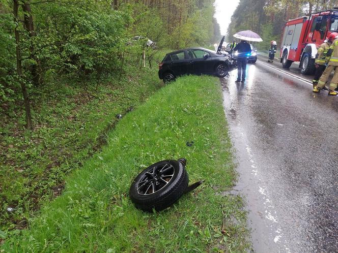 Wypadek na drodze nr 42 w Brodach. Zderzyły się dwa auta osobowe