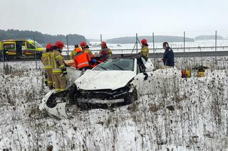 Wypadek na S7 w Załuskach. Mercedes dachował w rowie. Winna prędkość [ZDJĘCIA]