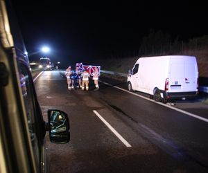Śmiertelny wypadek w Sieprawicach. Dwóch mężczyzn zginęło podczas zmiany koła. Policja zatrzymała 31-letniego Ukraińca