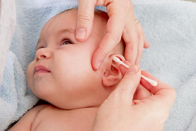 Uszy niemowlaka: MIT 2. Uszy niemowlęcia najlepiej oczyszczać za pomocą patyczków kosmetycznych