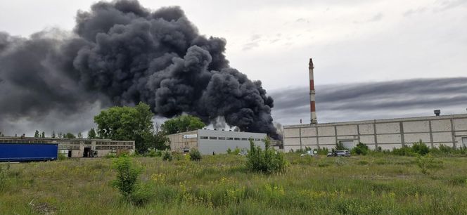 Pożar składowiska opon w Toruniu. Dym widoczny z daleka