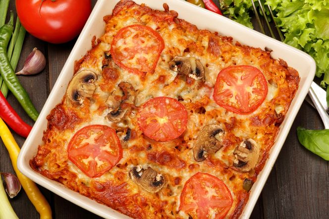 Warstwowa zapiekanka z chleba tostowego – tanie, sycące danie na obiad