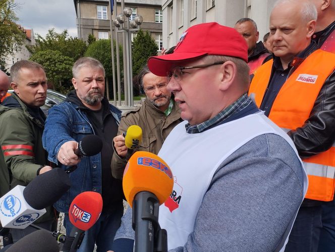 Konferencja prasowa hutników przed Ministerstwem Przemysłu w Katowicach